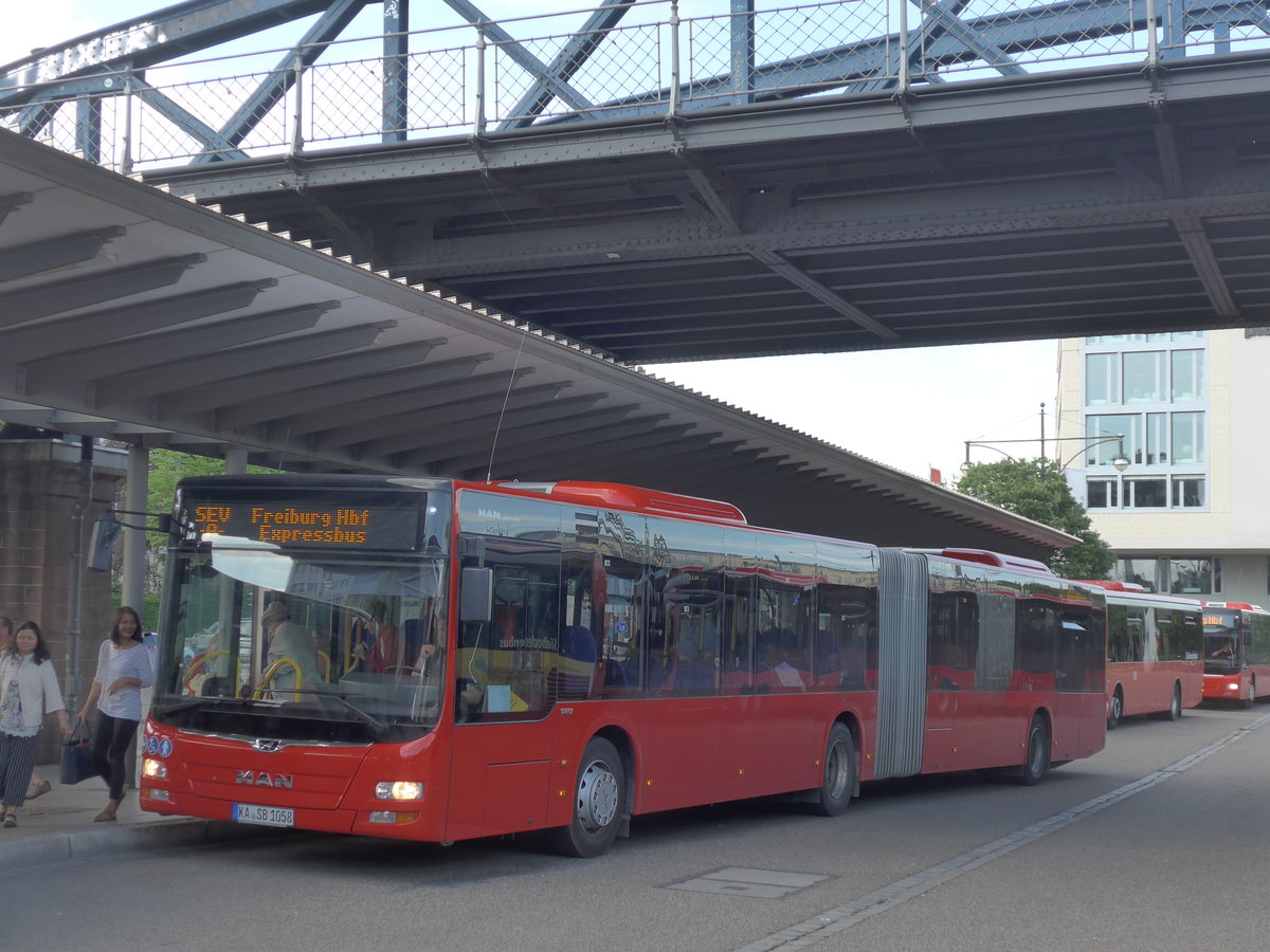 (194'118) - RVS Karlsruhe - KA-SB 1058 - MAN am 18. Juni 2018 beim Bahnhof Freiburg