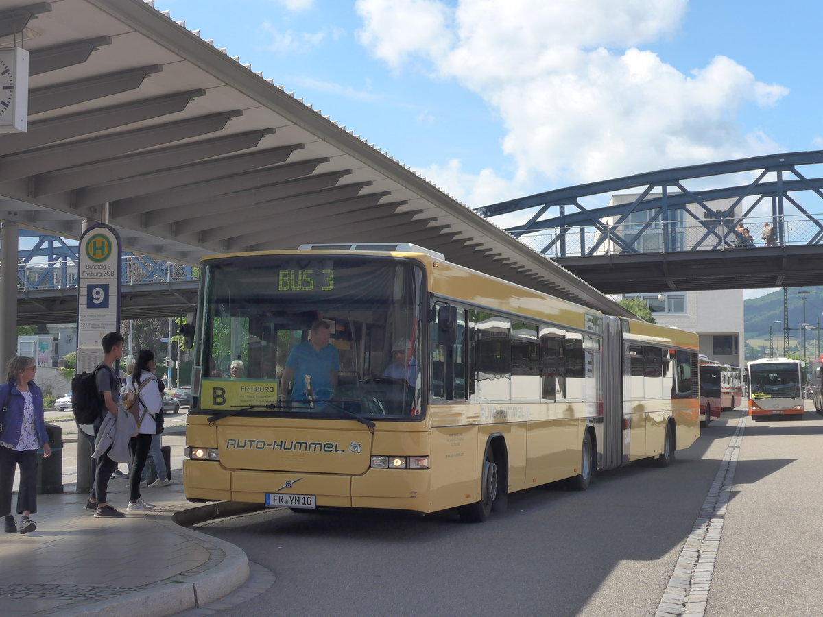 (194'198) - Hummel, Kirchzarten - FR-YM 10 - Volvo/Hess (ex Hess, CH-Bellach) am 18. Juni 2018 beim Bahnhof Freiburg