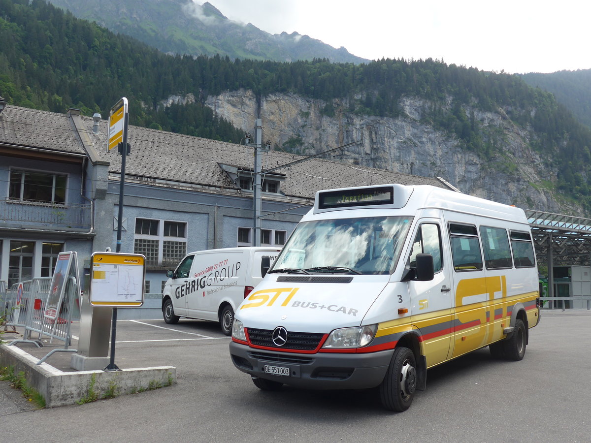 (194'406) - STI Thun - Nr. 3/BE 551'003 - Mercedes am 25. Juni 2018 beim Bahnhof Lauterbrunnen (Einsatz PostAuto)