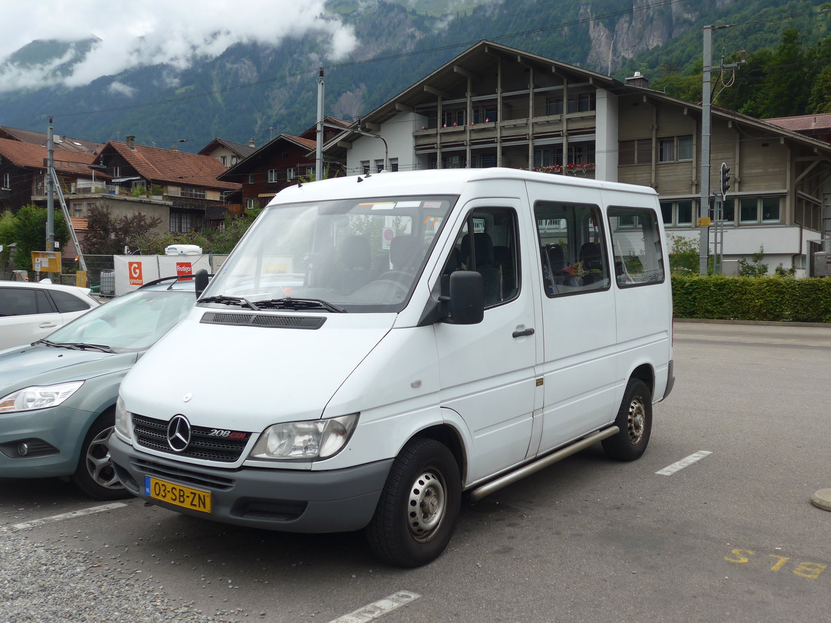 (195'007) - Aus Holland: ??? - 03-SB-ZN - Mercedes am 21. Juli 2018 beim Bahnhof Brienz