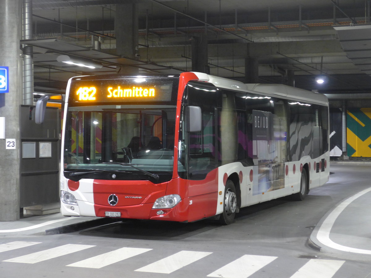 (195'611) - TPF Fribourg - Nr. 28/FR 300'282 - Mercedes am 5. August 2018 in Fribourg, Busbahnhof