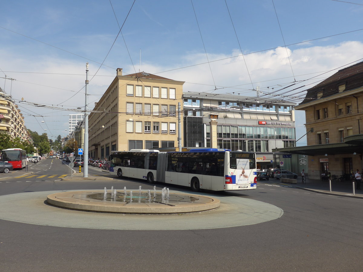 (195'781) - TL Lausanne - Nr. 689/VD 1582 - MAN am 6. August 2018 beim Bahnhof Lausanne