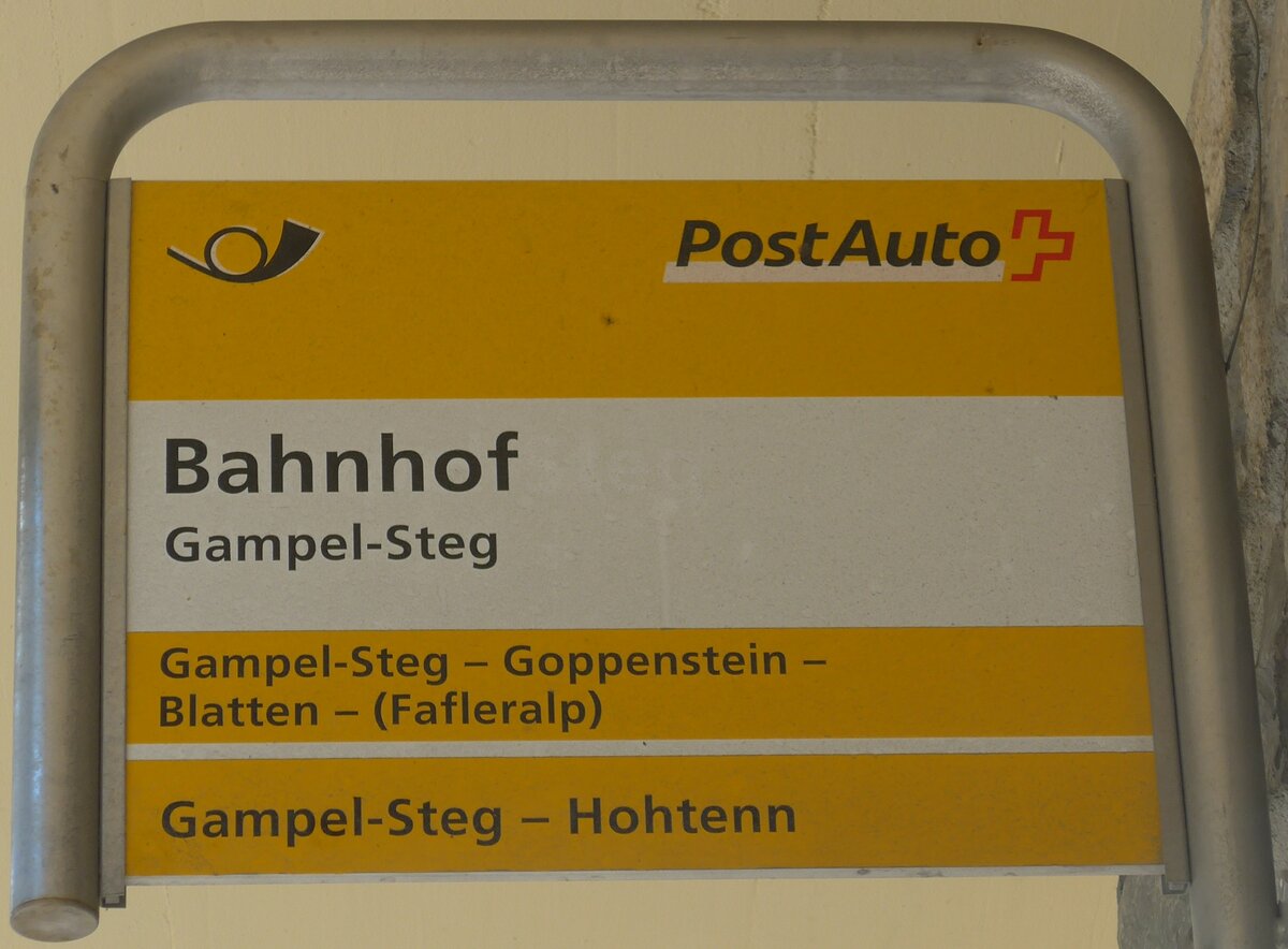 (196'062) - PostAuto-Haltestellenschild - Gampel-Steg, Bahnhof - am 19. August 2018