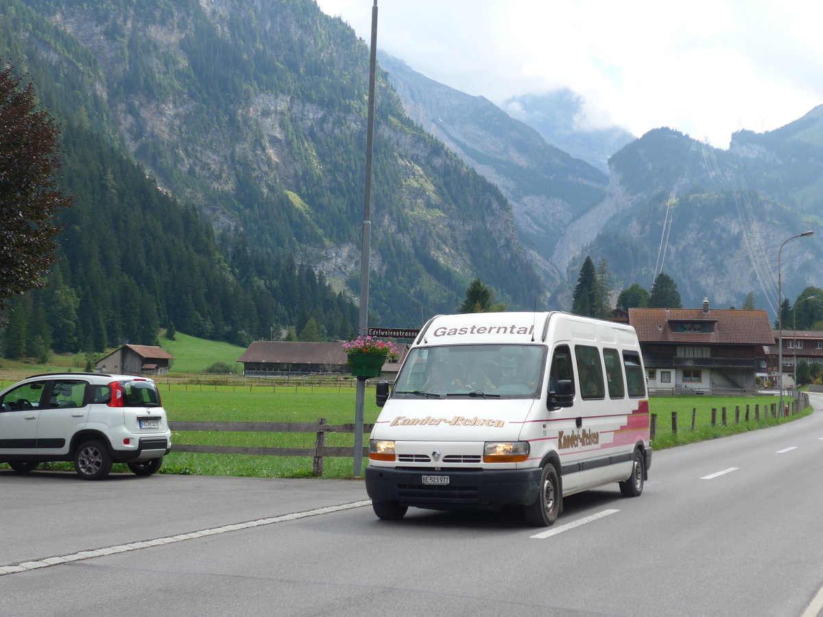 (196'077) - Kander-Reisen, Frutigen - Nr. 10/BE 523'977 - Renault am 19. August 2018 in Kandersteg, Wildistrasse