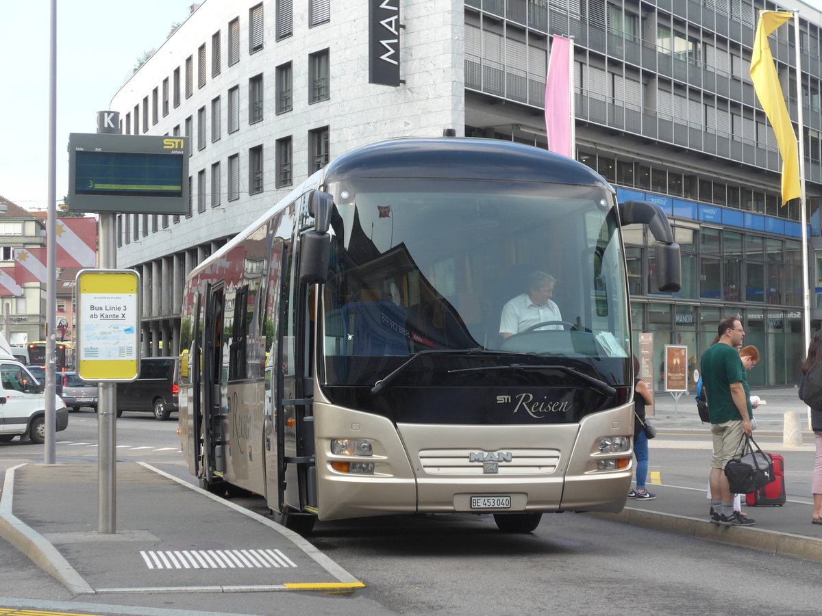 (196'179) - STI Thun - Nr. 40/BE 453'040 - MAN am 21. August 2018 beim Bahnhof Thun