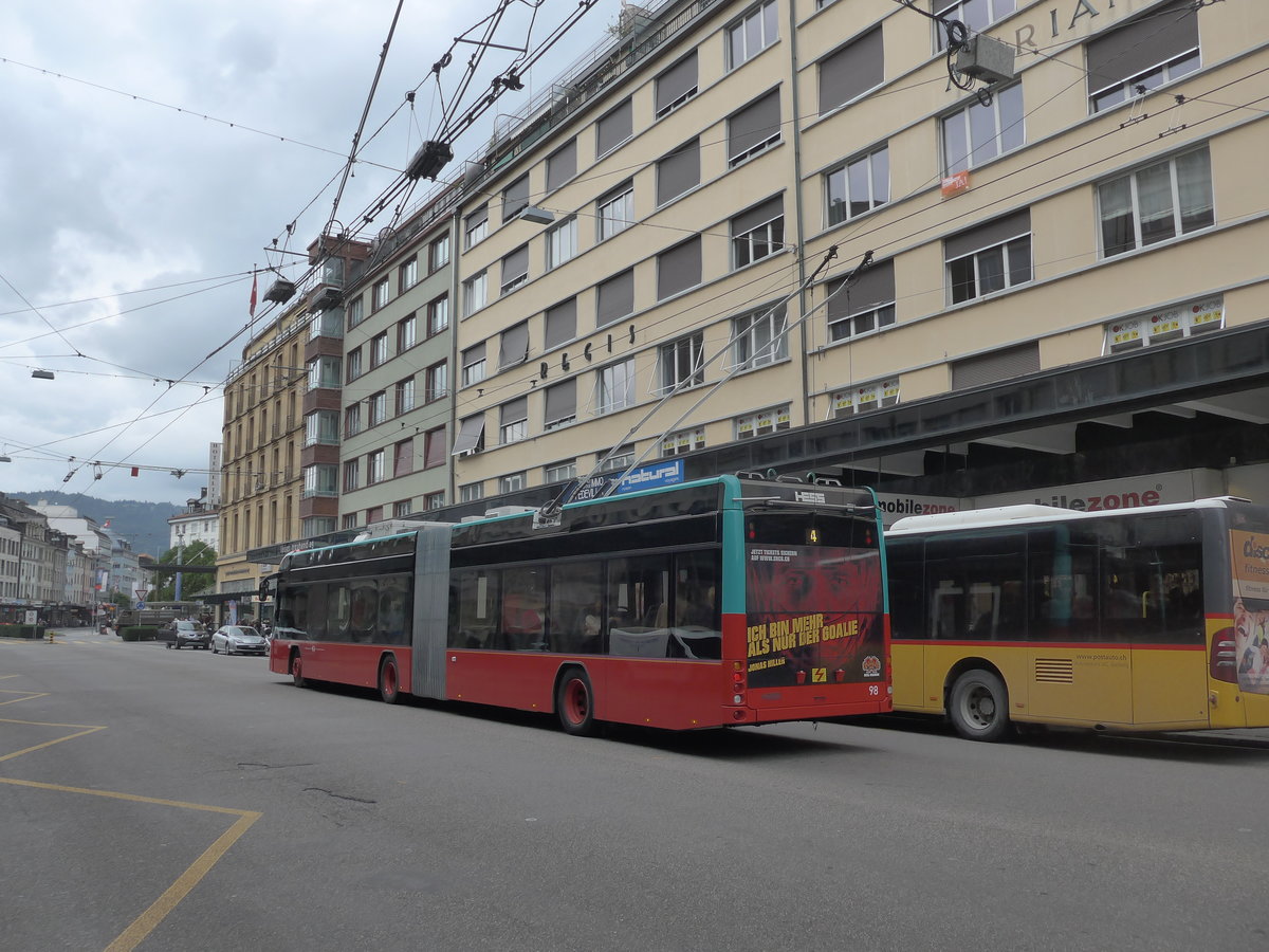 (196'536) - VB Biel - Nr. 98 - Hess/Hess Gelenktrolleybus am 3. September 2018 beim Bahnhof Biel