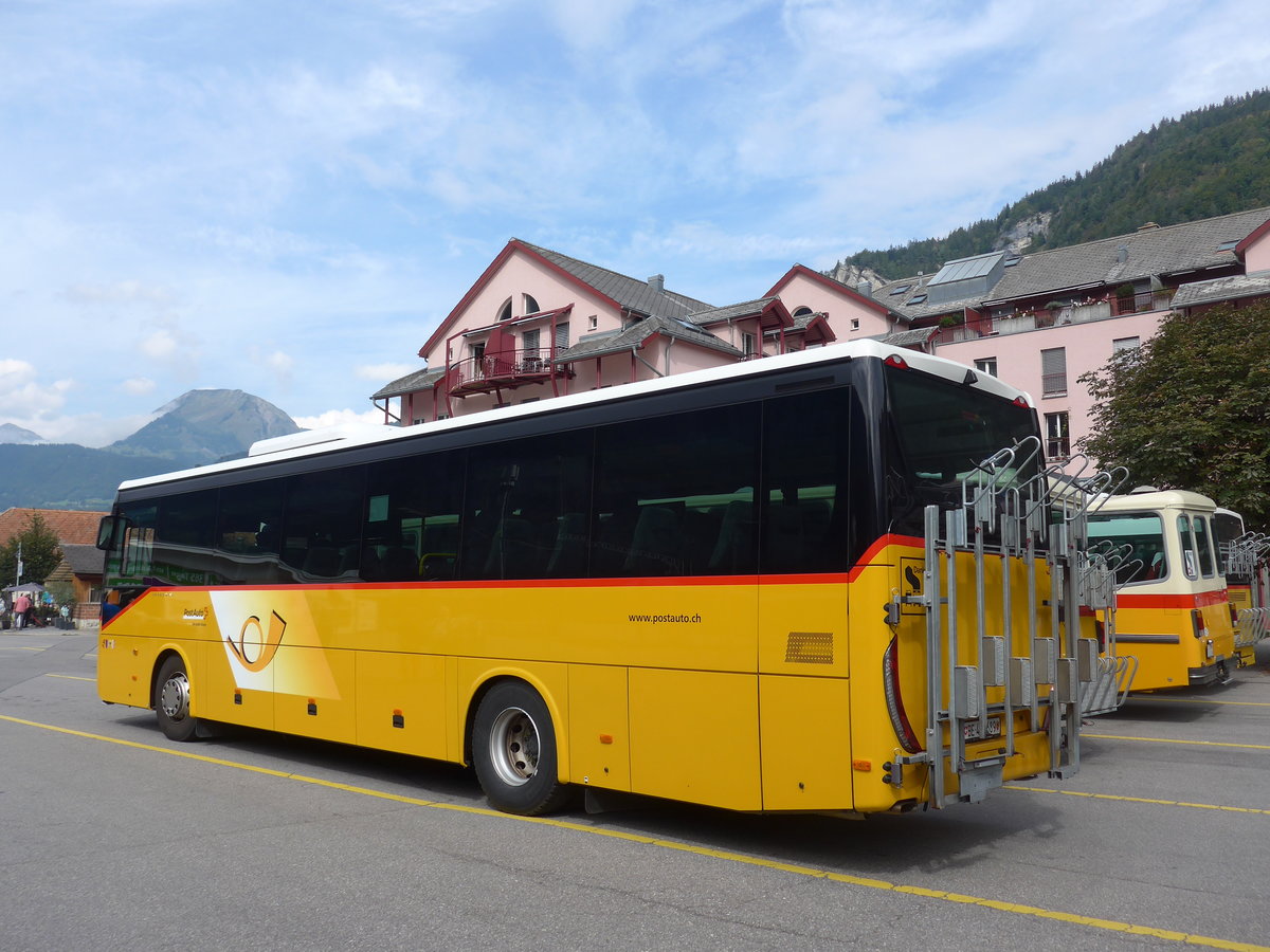 (197'722) - PostAuto Bern - BE 476'689 - Iveco am 16. September 2018 in Meiringen, Postautostation