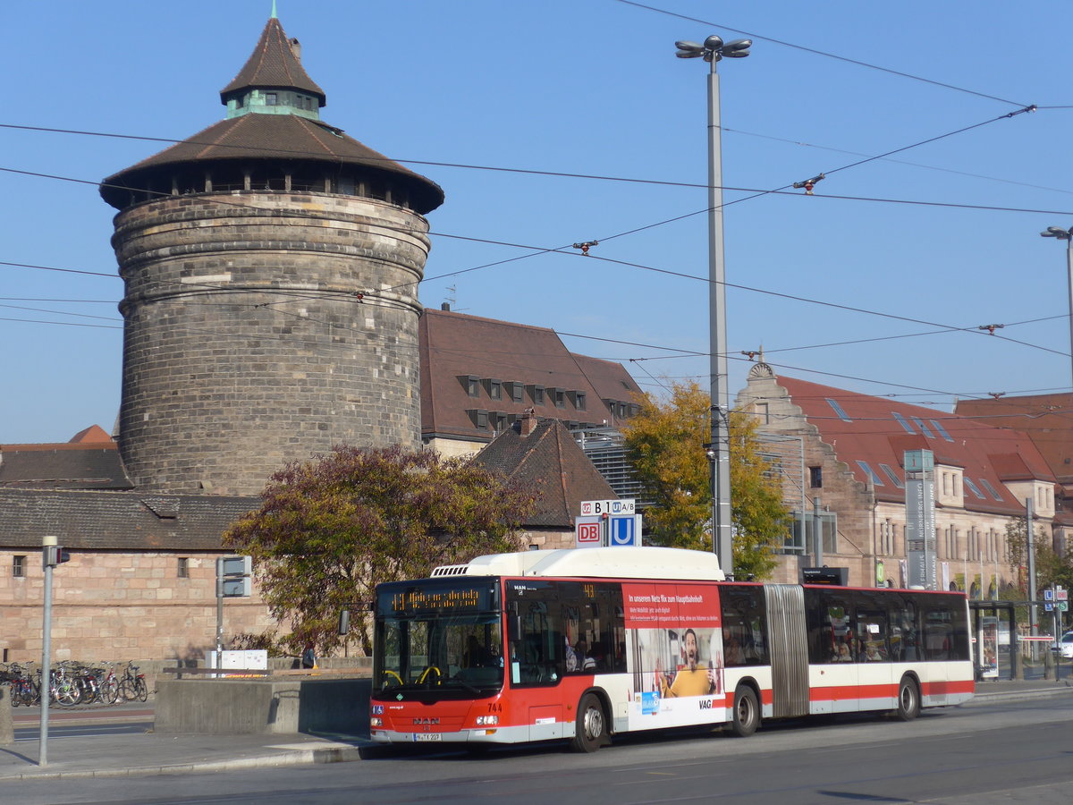 (198'358) - VAG Nrnberg - Nr. 744/N-TX 207 - MAN am 17. Oktober 2018 beim Hauptbahnhof Nrnberg