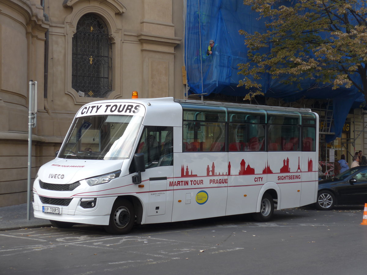 (198'887) - Martin Tour, Praha - VIP TOUR1 - Iveco/MAVE am 20. Oktober 2018 in Praha, Staromestsk Nmest