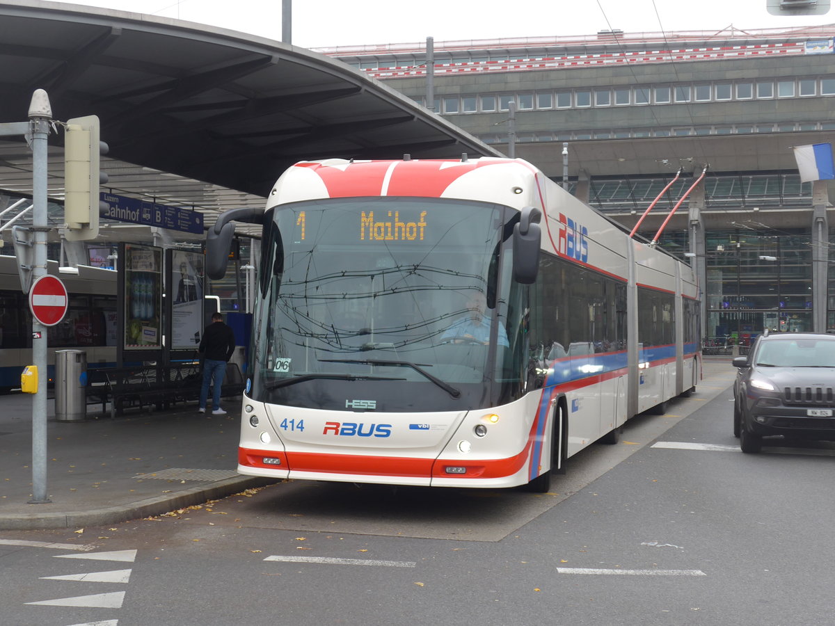 (199'376) - VBL Luzern - Nr. 414 - Hess/Hess Doppelgelenktrolleybus am 18. November 2018 beim Bahnhof Luzern