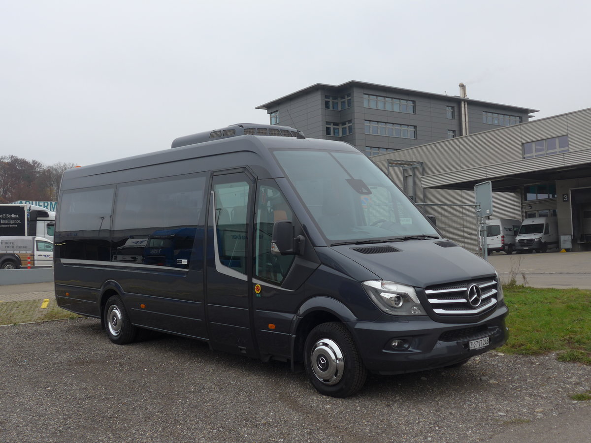 (199'418) - EvoBus, Kloten - ZH 717'248 - Mercedes am 18. November 2018 in Kloten, EvoBus