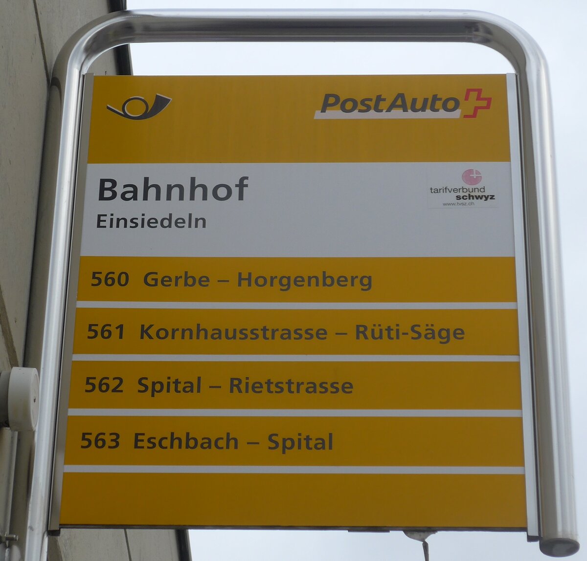 (199'805) - PostAuto-Haltestellenschild - Einsiedeln, Bahnhof - am 8. Dezember 2018