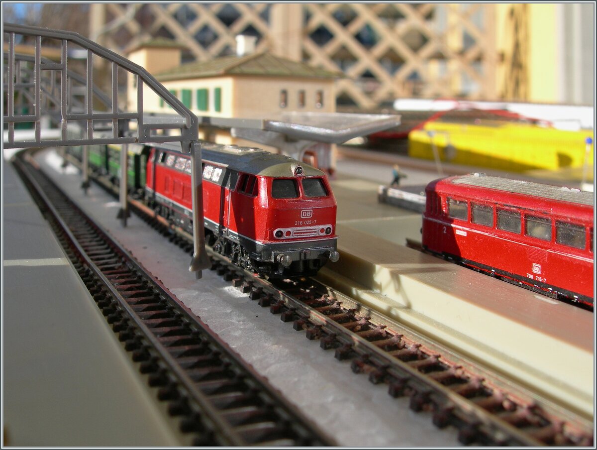 2. Dezember - Tag der Modelleisenbahn; das weckt die Lust wieder mal was zu basteln. Die Stellprobe mit den noch übriggeblieben Gleisen zeigt rasch wo bei der Planung noch Änderungen vorgenommen werden müssen und wo Probleme zu erwarten sind. Finden sich gute Lösungen, gibt es hier in einigen Wochen oder Monaten davon Fotos zu sehen...

1. Dezember 2024