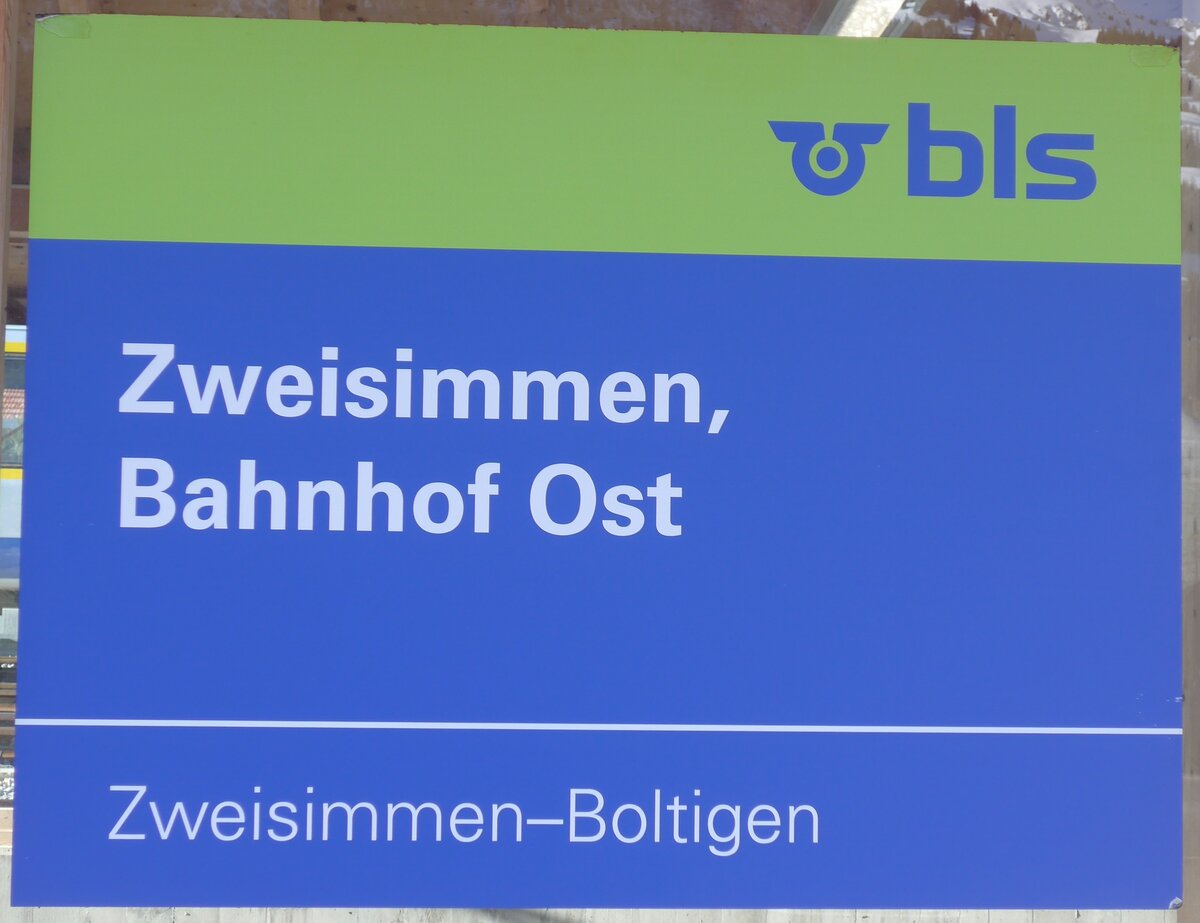 (200'218) - bls-Haltestellenschild - Zweisimmen, Bahnhof Ost - am 25. Dezember 2018