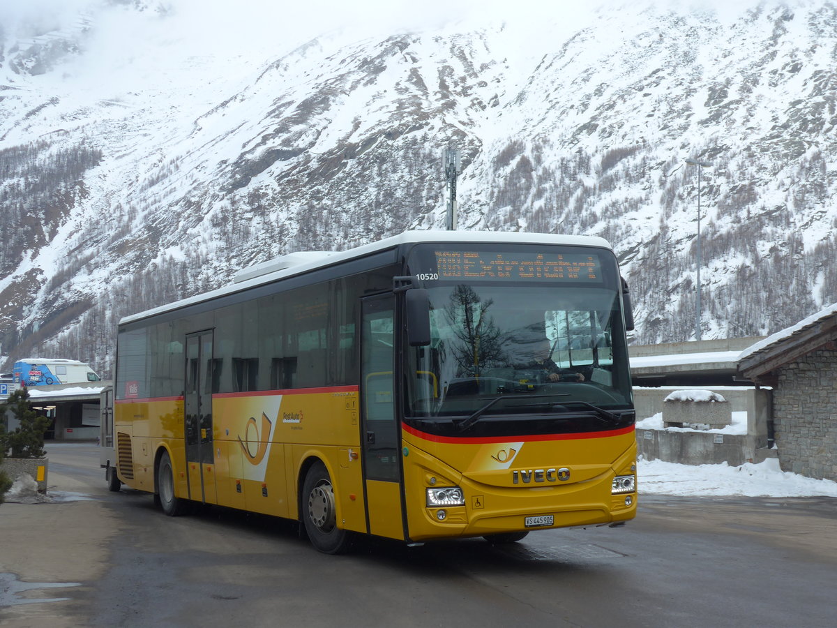 (201'342) - PostAuto Wallis - VS 445'905 - Iveco am 27. Januar 2019 in Saas-Fee, Parkhaus