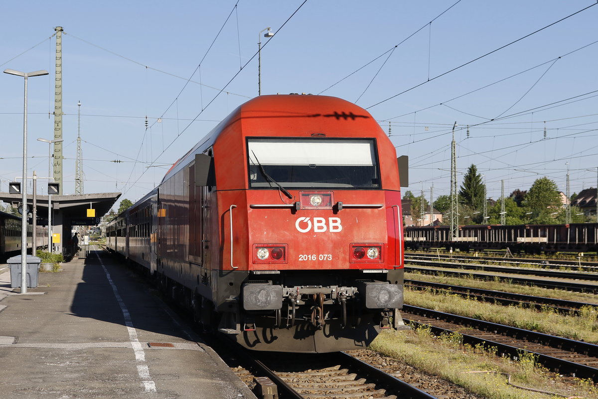 2016 073 stand am 19. Mai 2017 abfahrbereit nach Linz im Bahnhof von Freilassing.