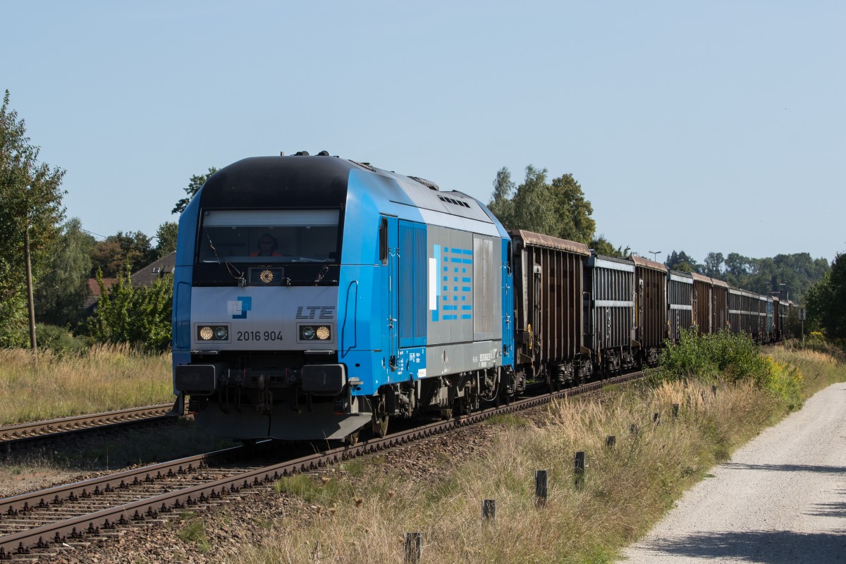 2016 904 mit einem Gterzug am 26. August 2015 in Tssling.