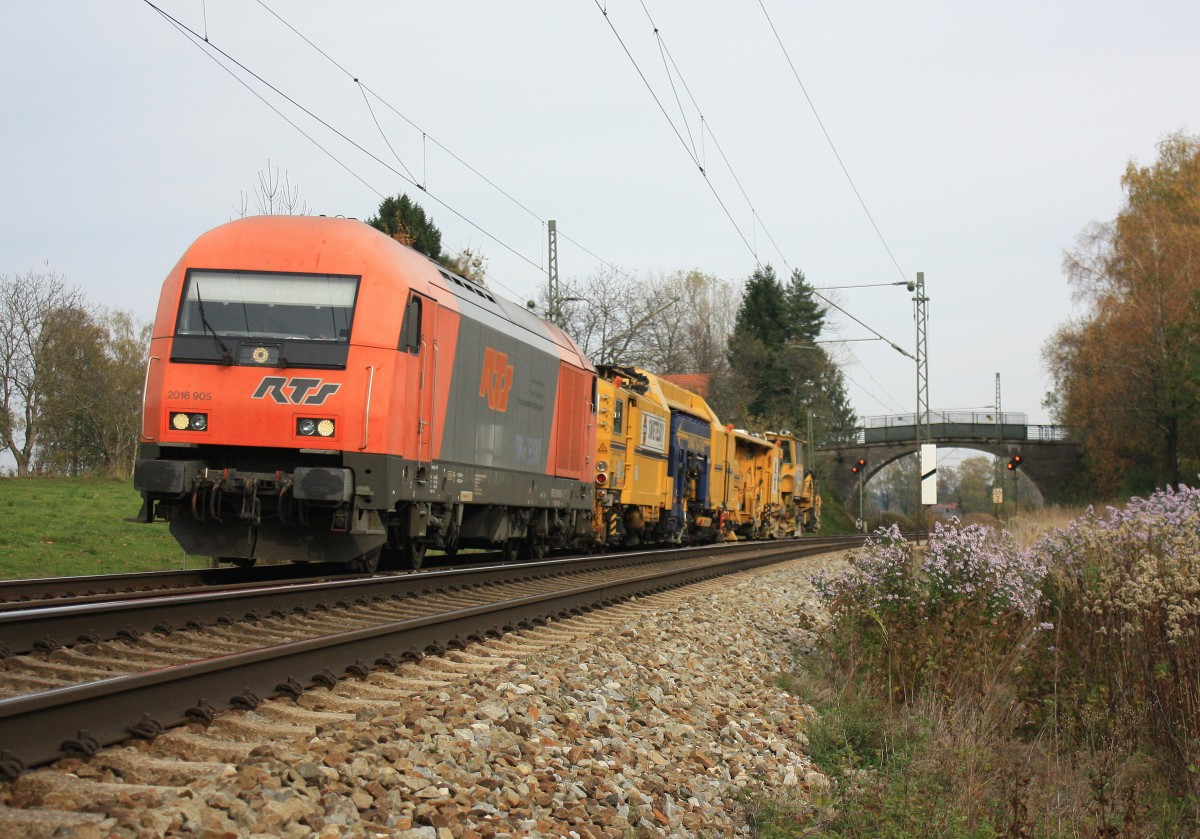 2016 905 von  RTS  war am 1. November 2013 kurz nach bersee am Chiemsee mit einem Bauzug in Richtung Rosenheim unterwegs.