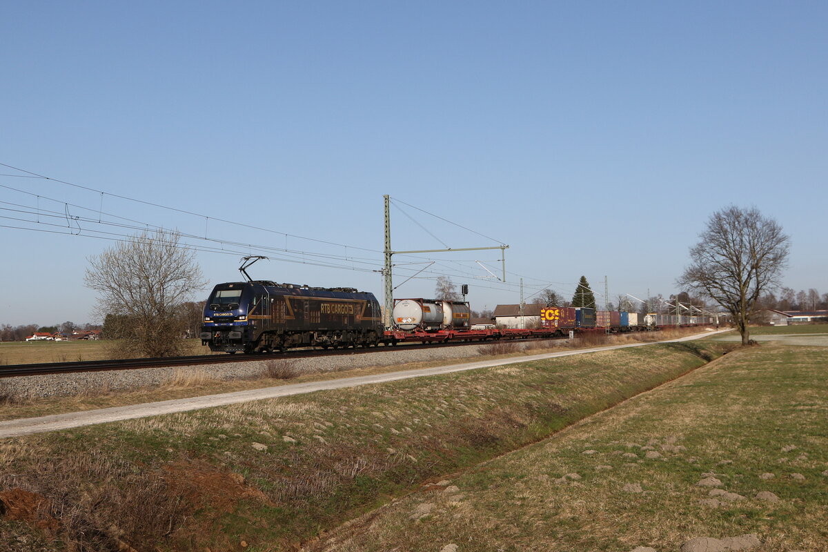 2019 315 von  RTB Cargo  mit einem  KLV  aus Salzburg kommend. Aufgenommen am 6. M�rz 2026 bei �bersee am Chiemsee.