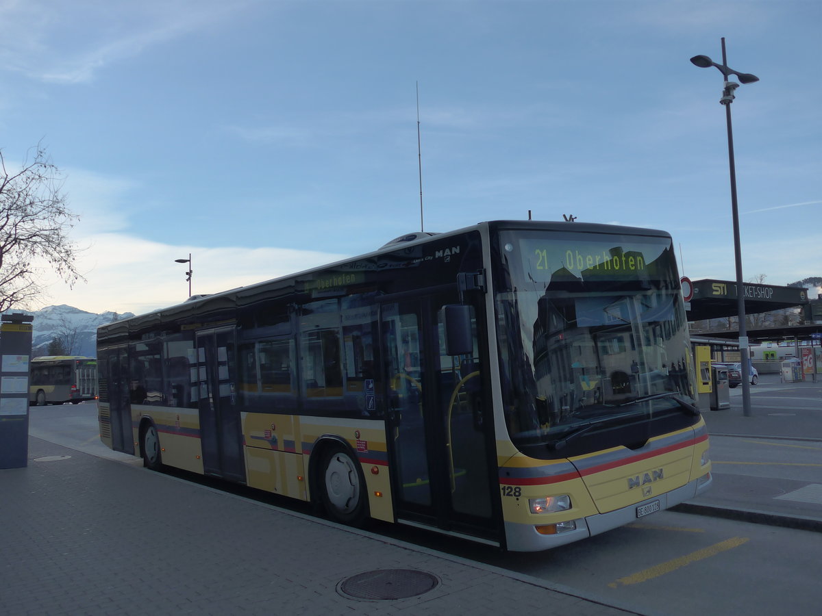 (202'377) - STI Thun - Nr. 128/BE 800'128 - MAN am 16. Mrz 2019 beim Bahnhof Thun