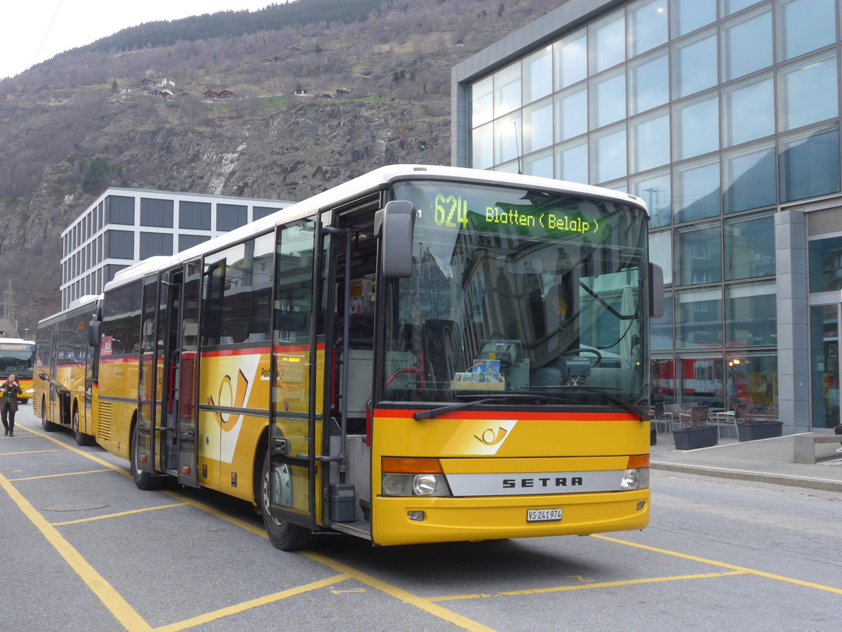 (202'473) - PostAuto Wallis - VS 241'974 - Setra am 17. Mrz 2019 beim Bahnhof Brig