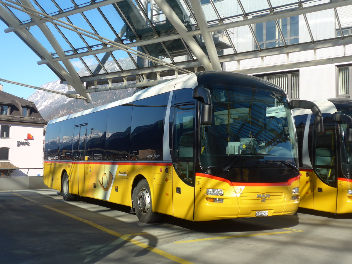 (202'594) - PostAuto Graubnden - GR 162'982 - MAN am 20. Mrz 2019 in Chur, Postautostation