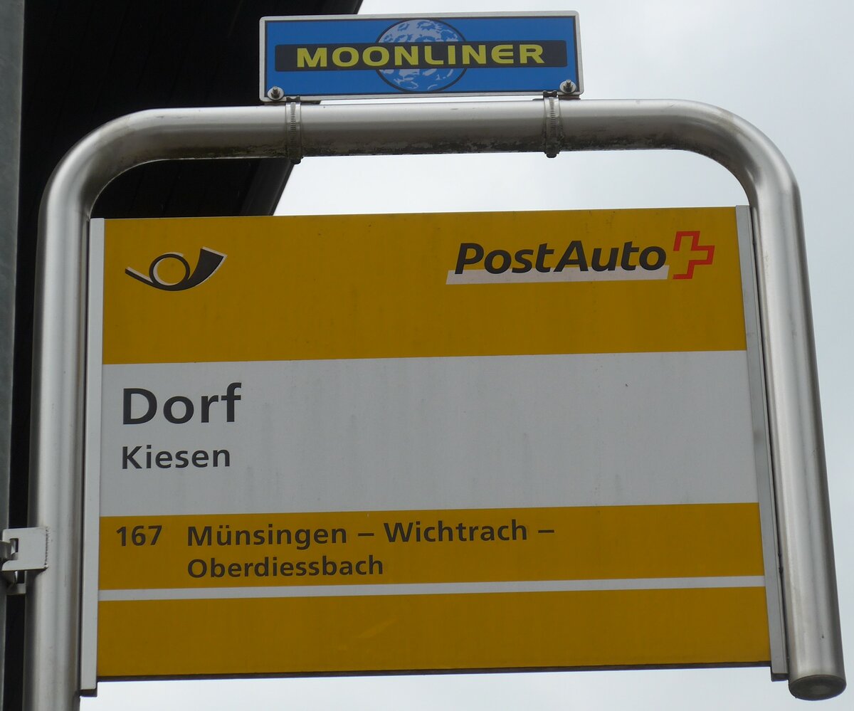 (203'648) - PostAuto-Haltestellenschild - Kiesen, Dorf - am 14. April 2019