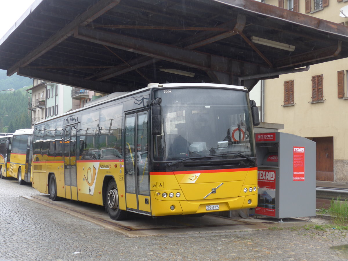 (206'234) - Marchetti, Airolo - TI 241'035 - Volvo am 9. Juni 2019 beim Bahnhof Airolo