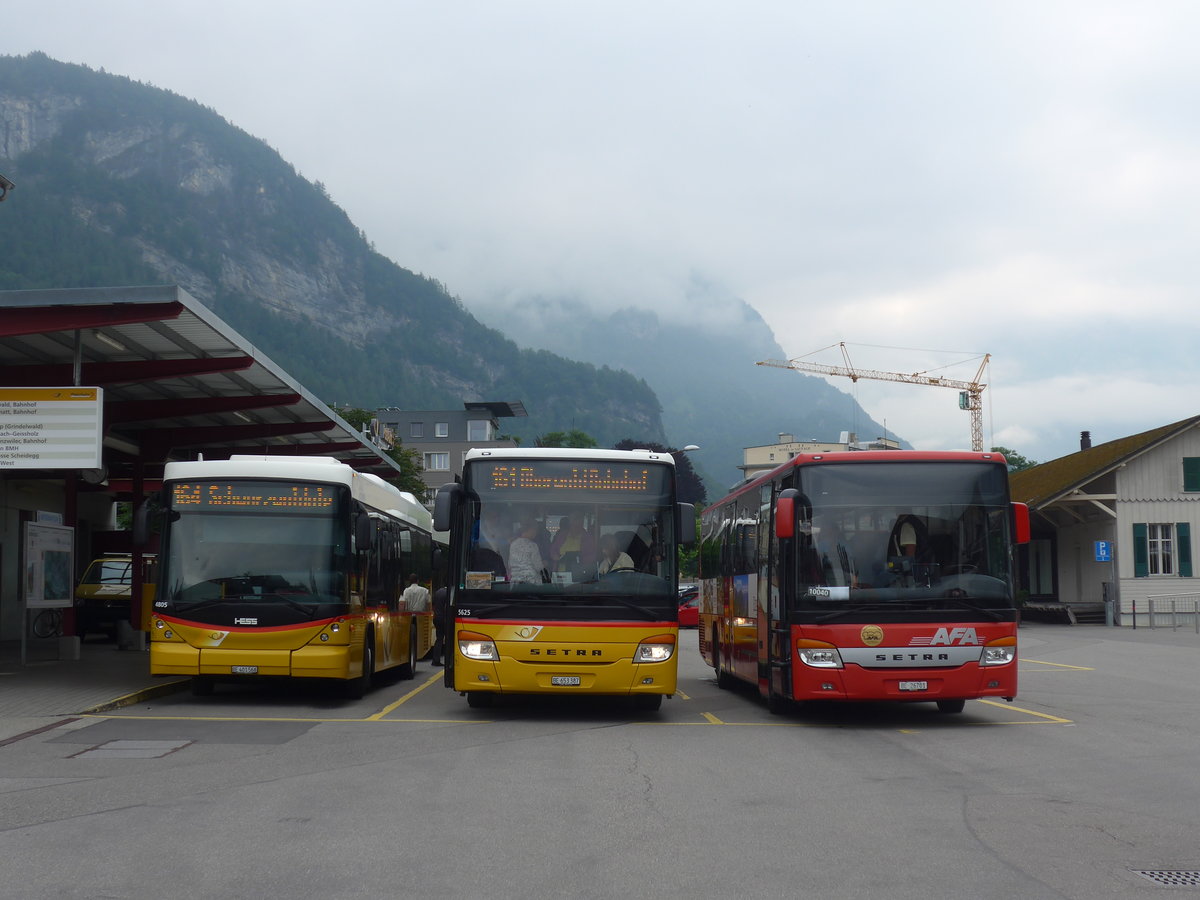 (207'649) - PostAuto Bern - BE 401'568 - Scania/Hess (ex AVG Meiringen Nr. 68; ex AVG Meiringen Nr. 59; ex Steiner, Messen) + PostAuto Bern - BE 653'387 - Setra + AFA Adelboden - Nr. 24/BE 26'701 - Setra (Einsatz PostAuto fr Engstlenalp-Bus) am 9. Juli 2019 in Meiringen, Postautostation