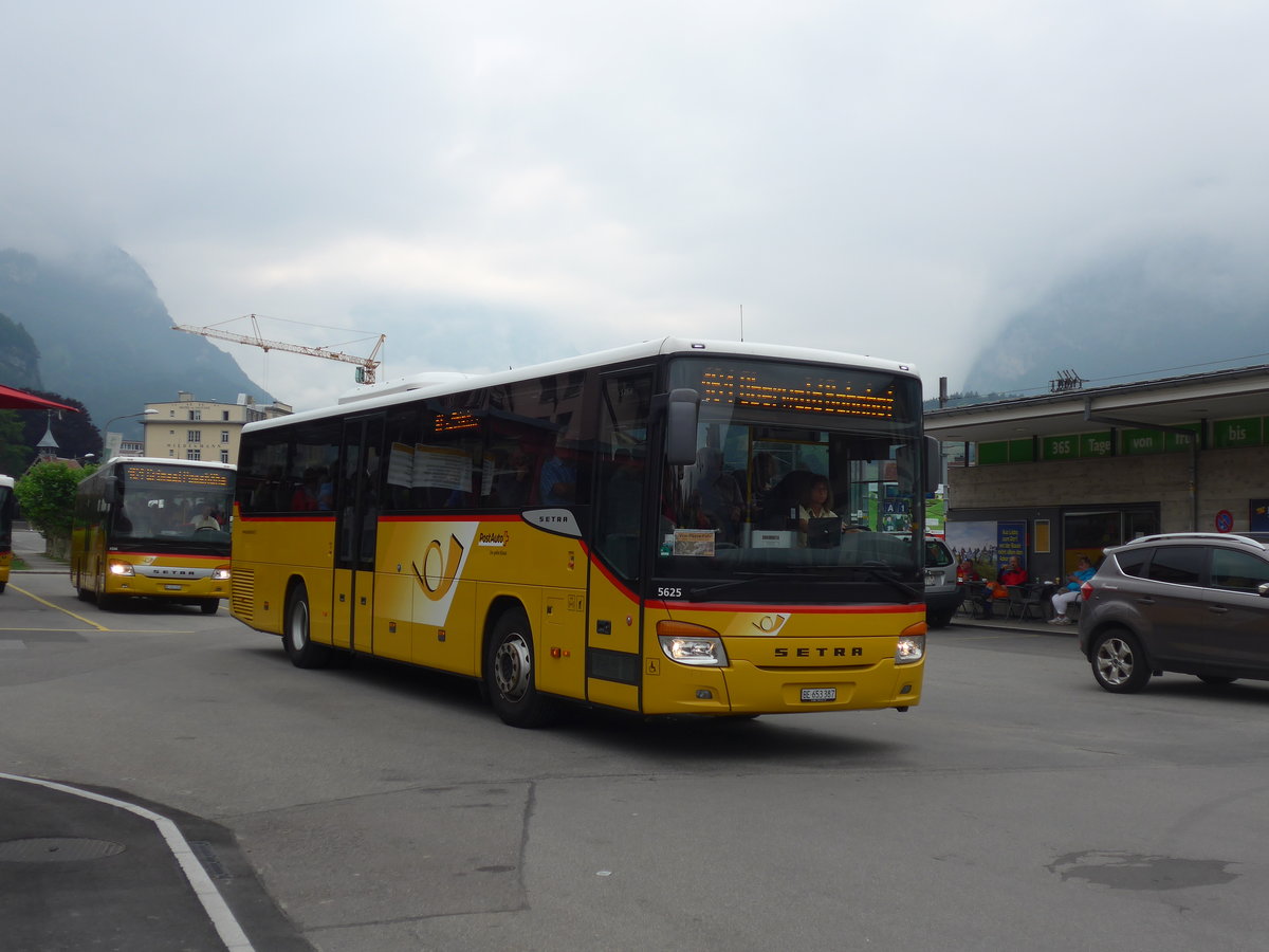 (207'654) - PostAuto Bern - BE 653'387 - Setra am 9. Juli 2019 in Meiringen, Postautostation