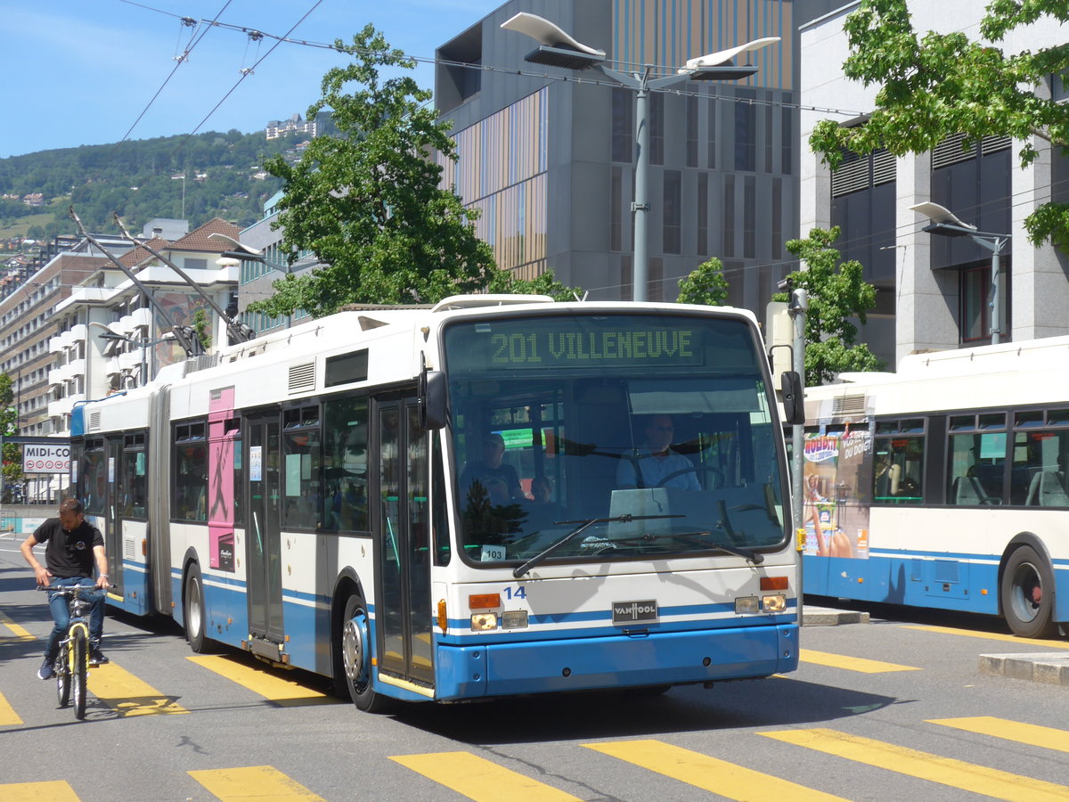 (208'455) - VMCV Clarens - Nr. 14 - Van Hool Gelenktrolleybus am 4. August 2019 beim Bahnhof Vevey