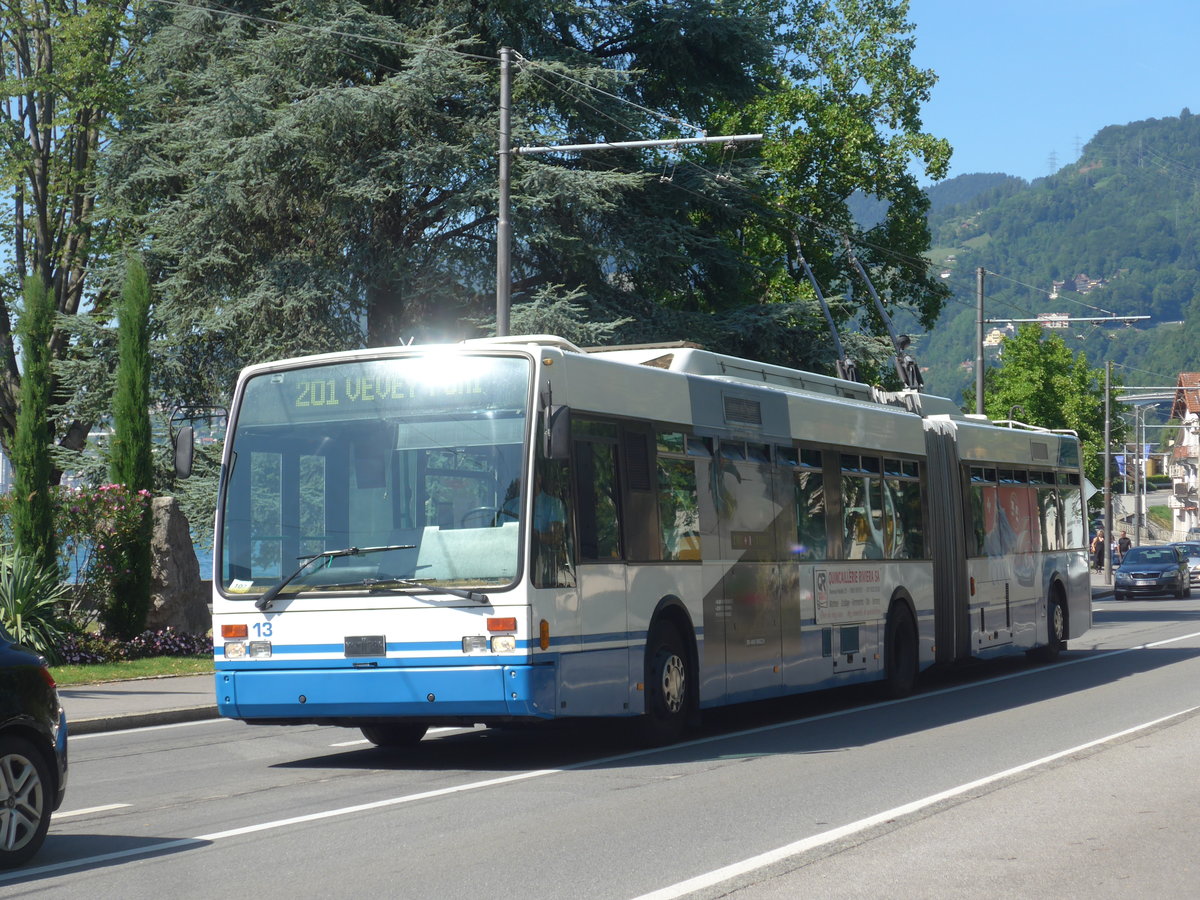 (208'480) - VMCV Clarens - Nr. 13 - Van Hool Gelenktrolleybus am 4. August 2019 beim Bahnhof Villeneuve