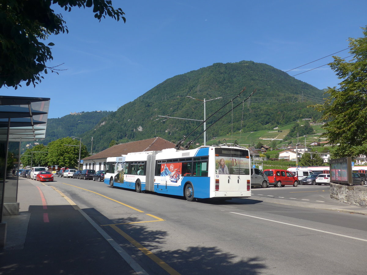 (208'481) - VMCV Clarens - Nr. 13 - Van Hool Gelenktrolleybus am 4. August 2019 beim Bahnhof Villeneuve