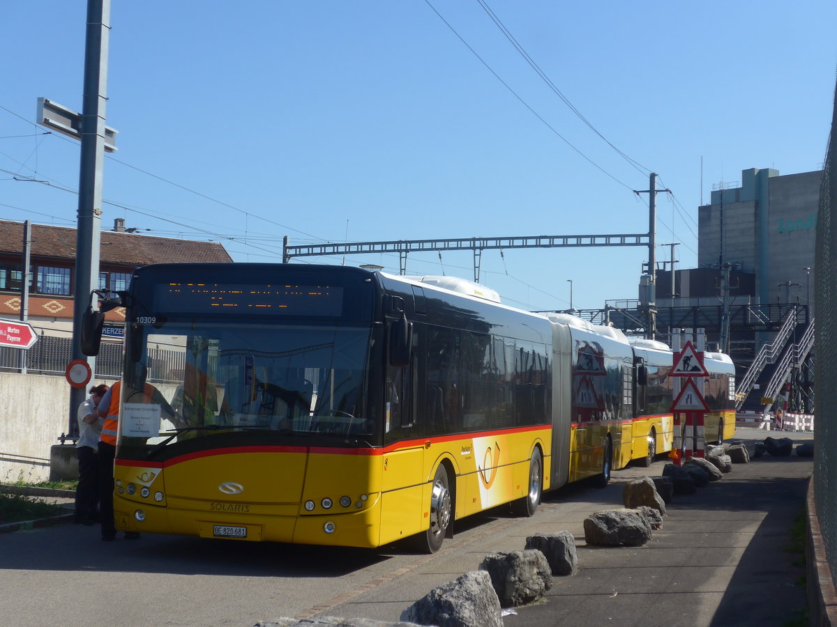 (209'660) - PostAuto Bern - Nr. 681/BE 820'681 - Solaris am 15. September 2019 beim Bahnhof Kerzers