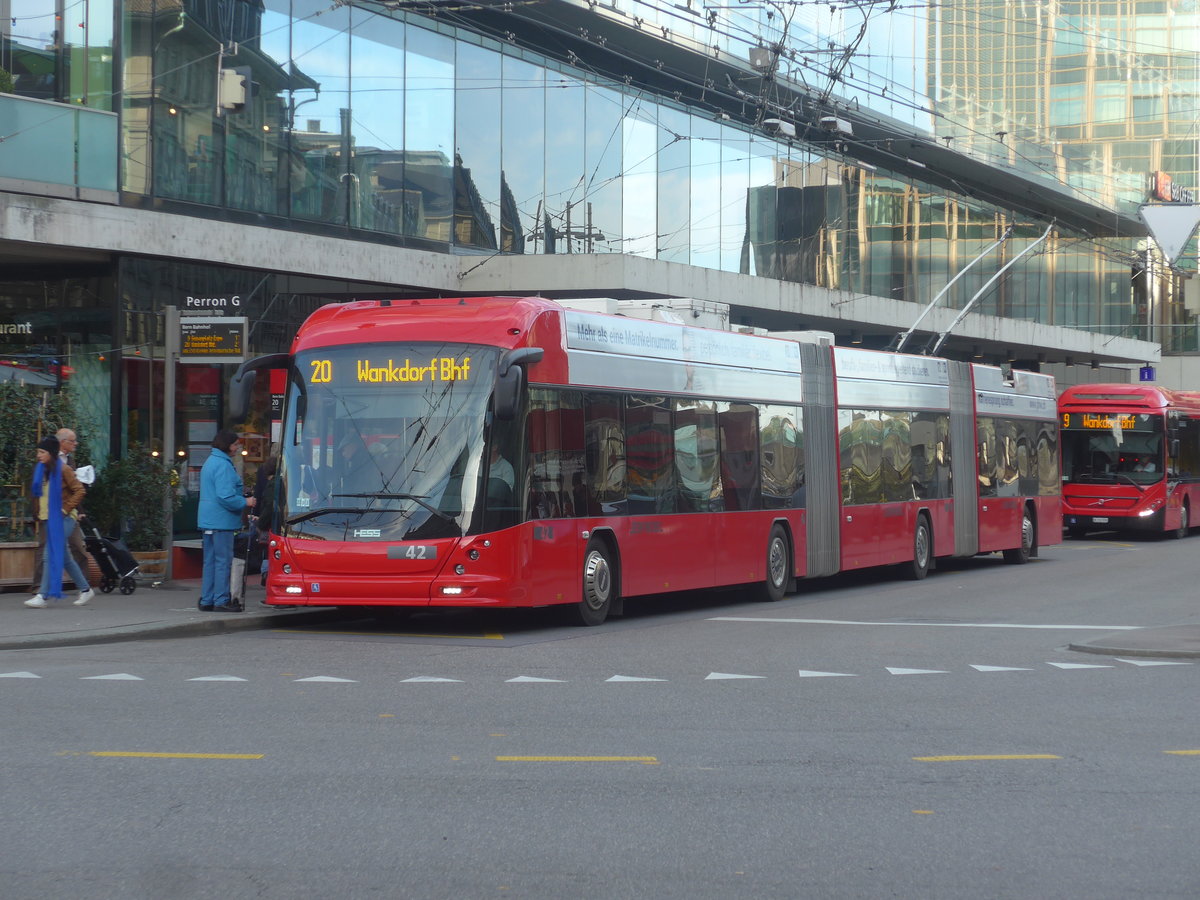 (210'086) - Bernmobil, Bern - Nr. 42 - Hess/Hess Doppelgelenktrolleybus am 12. Oktober 2019 beim Bahnhof Bern