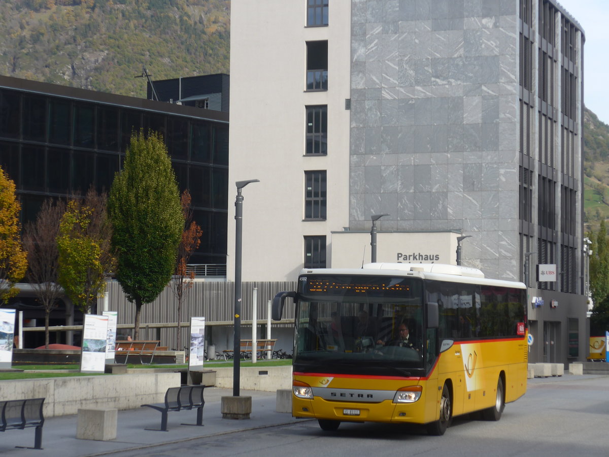 (210'672) - Autotour, Visp - VS 81'111 - Setra am 27. Oktober 2019 beim Bahnhof Visp