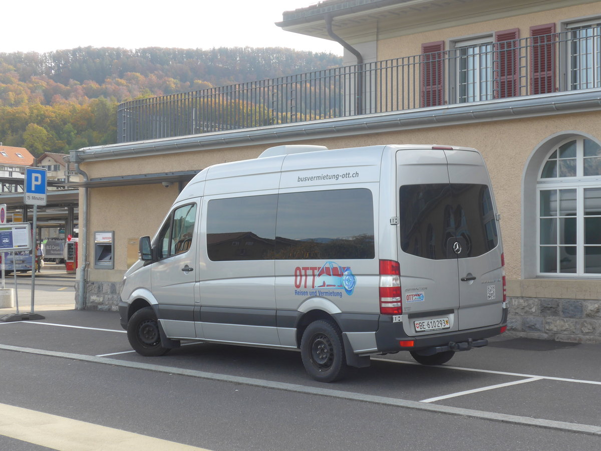 (210'682) - Ott, Steffisburg - BE 610'293 - Mercedes am 27. Oktober 2019 beim Bahnhof Spiez