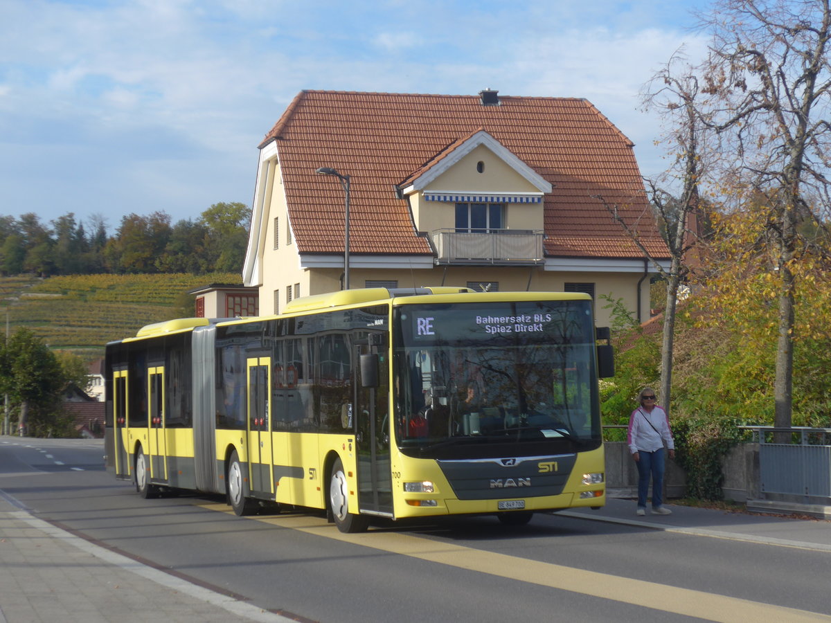 (210'691) - STI Thun - Nr. 700/BE 849'700 - MAN am 27. Oktober 2019 beim Bahnhof Spiez