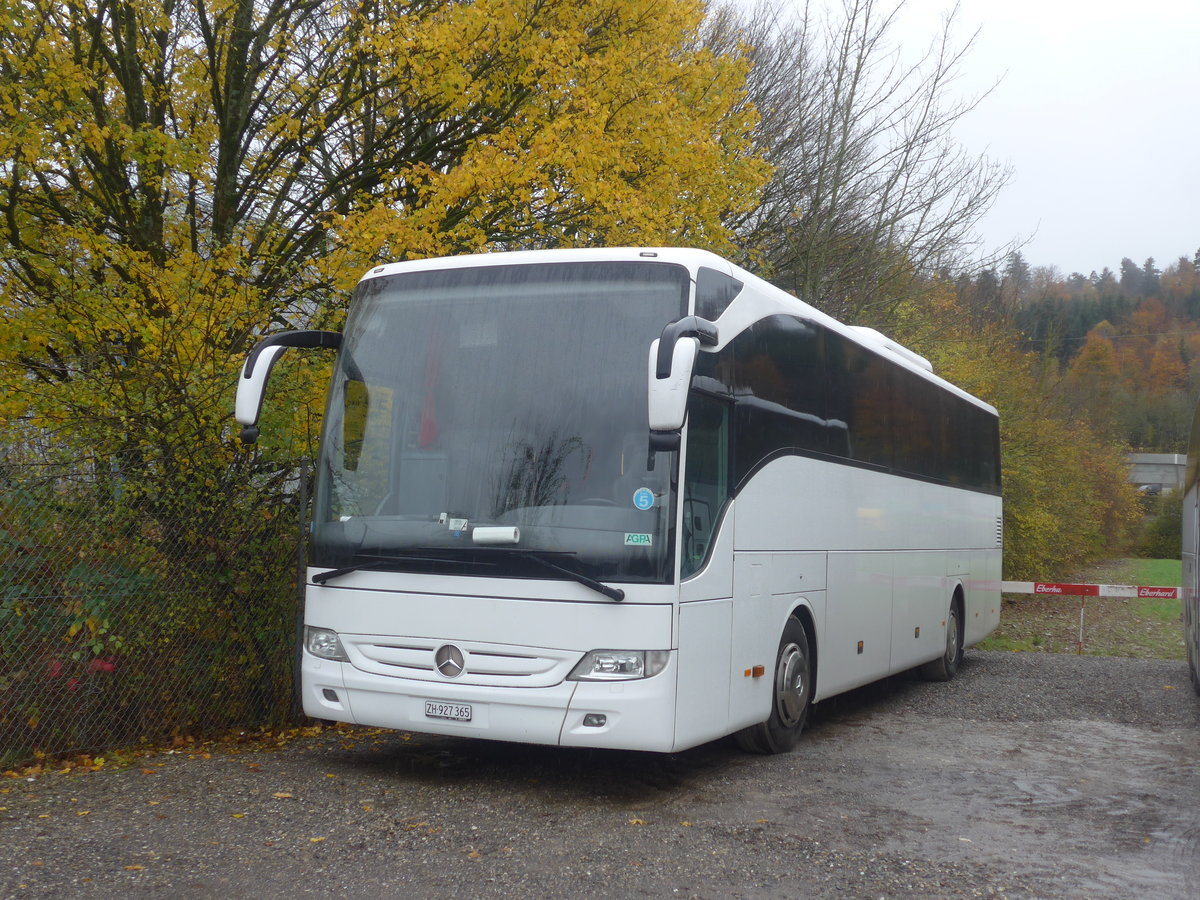 (210'823) - Burkhard, Uster - ZH 927'365 - Mercedes am 8. November 2019 in Kloten, Steinackerstrasse