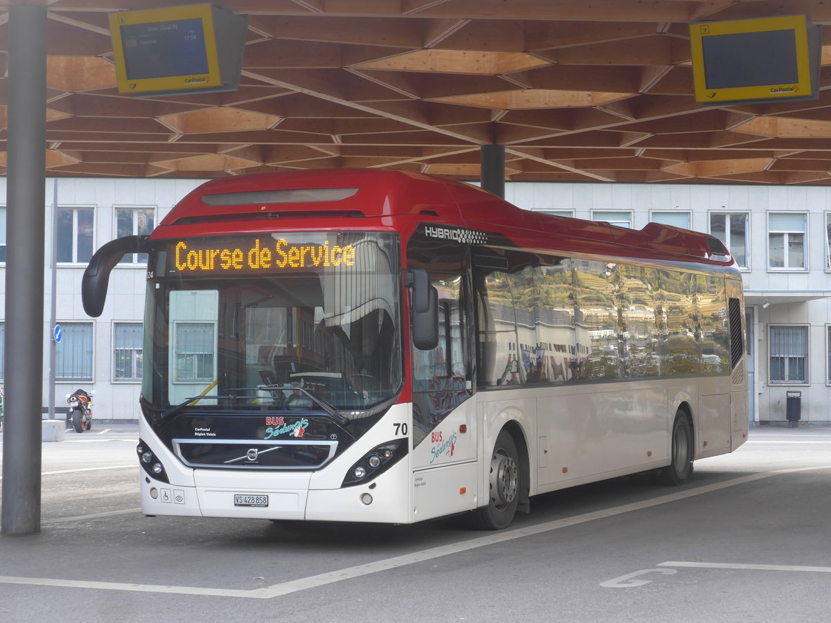 (210'951) - PostAuto Wallis - Nr. 70/VS 428'858 - Volvo am 9. November 2019 beim Bahnhof Sion