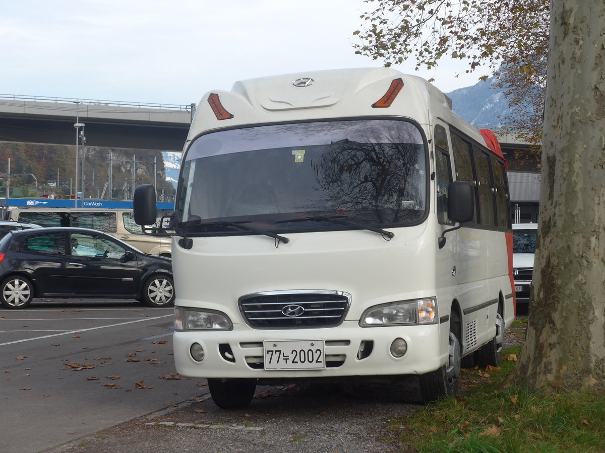 (211'044) - Aus Sdkorea: ??? - 77LT2002 - Hyundai am 11. November 2019 beim Bahnhof Interlaken Ost