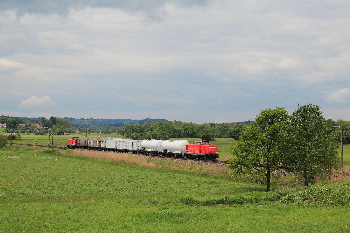 212 310-7 mit einem Spritzzug am 18. Mai 2014 bei Bernau am Chiemsee.