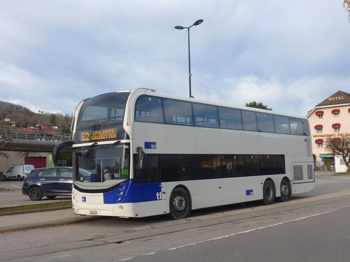 (212'800) - TL Lausanne - Nr. 551/VD 260'970 - Alexander Dennis am 8. Dezember 2019 beim Bahnhof Moudon