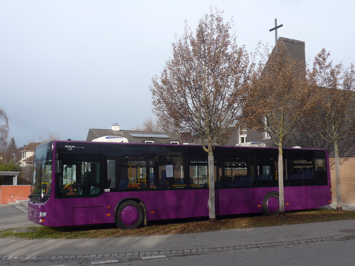 (212'832) - Kirchgemeinde, Steffisburg - MAN (ex STI Thun Nr. 123) am 9. Dezember 2019 in Steffisburg, Kirche Glockental