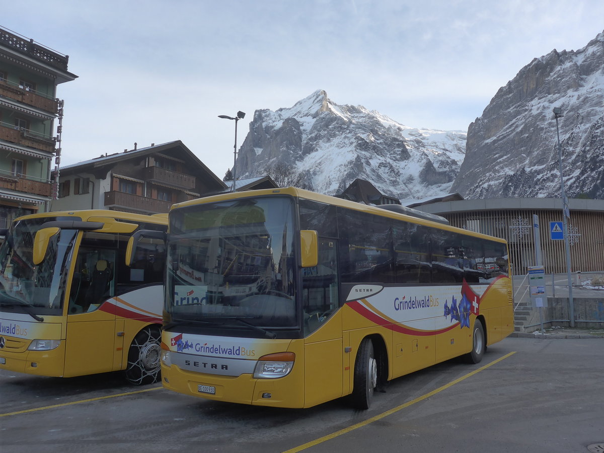 (213'148) - Grindelwaldbus, Grindelwald - Nr. 21/BE 100'930 - Setra am 26. Dezember 2019 beim Bahnhof Grindelwald