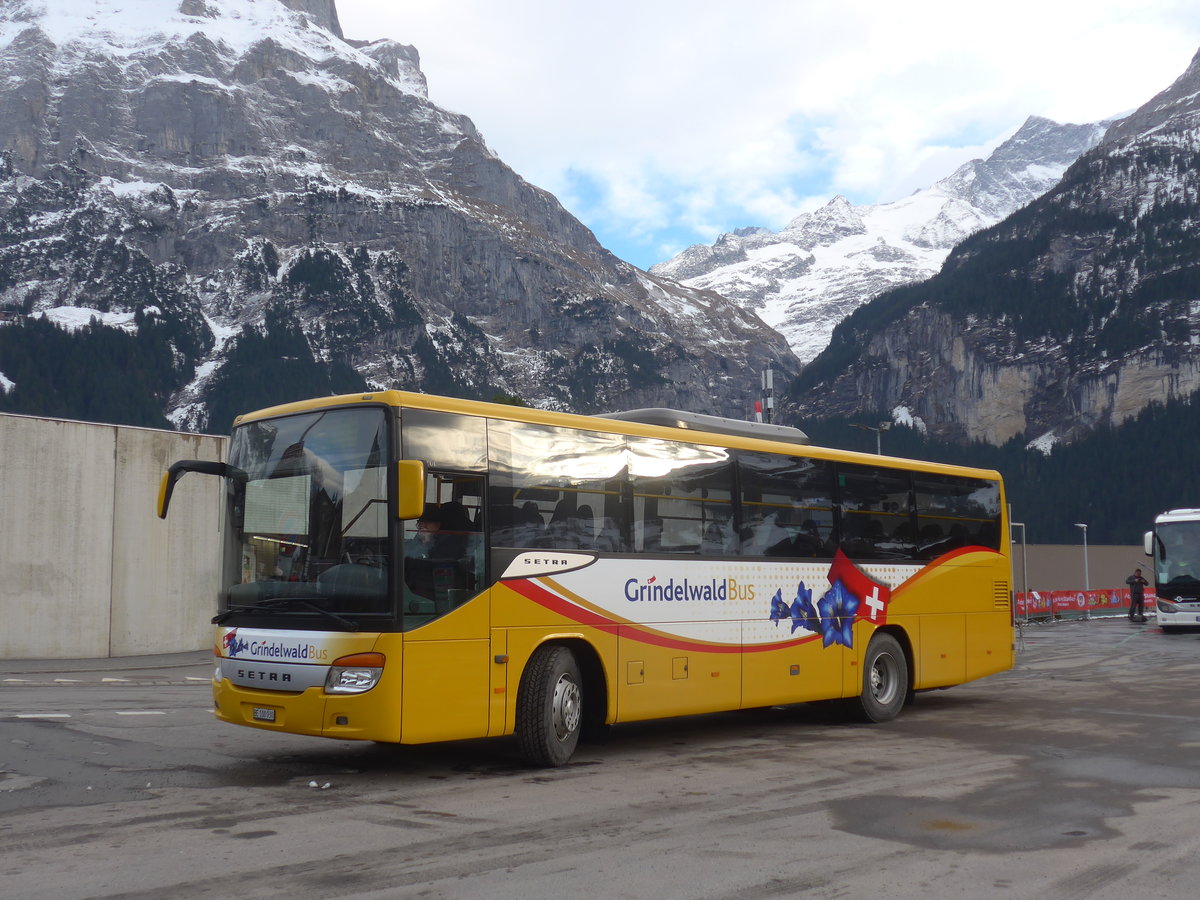 (213'177) - Grindelwaldbus, Grindelwald - Nr. 21/BE 100'930 - Setra am 26. Dezember 2019 beim Bahnhof Grindelwald