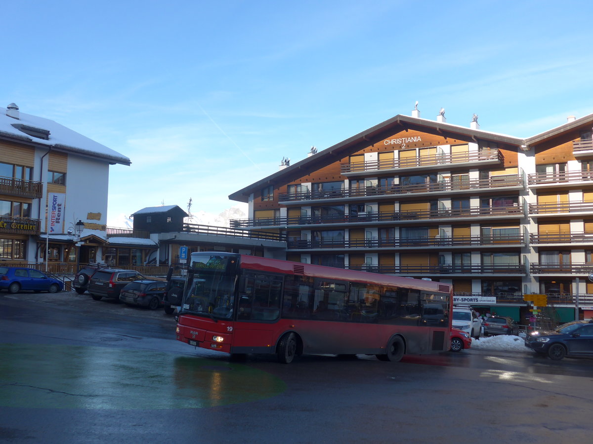 (213'341) - Lathion, Sion - Nr. 19/VS 197'617 - MAN/Gppel (ex AFA Adelboden Nr. 55) am 4. Januar 2020 in Haute-Nendaz, Tlcabine