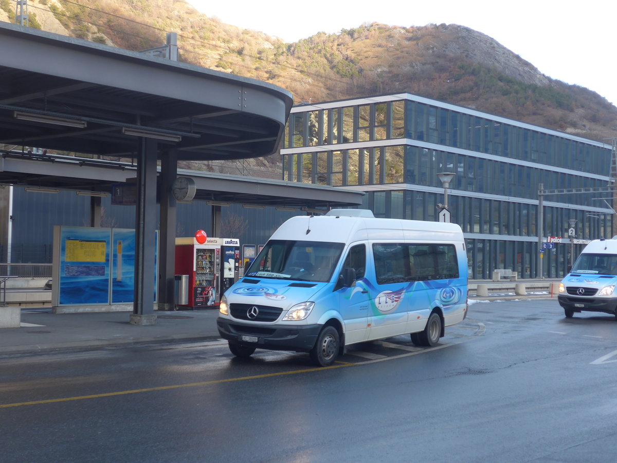 (213'370) - LLB Susten - Nr. 9/VS 38'009 - Mercedes am 4. Januar 2020 beim Bahnhof Leuk