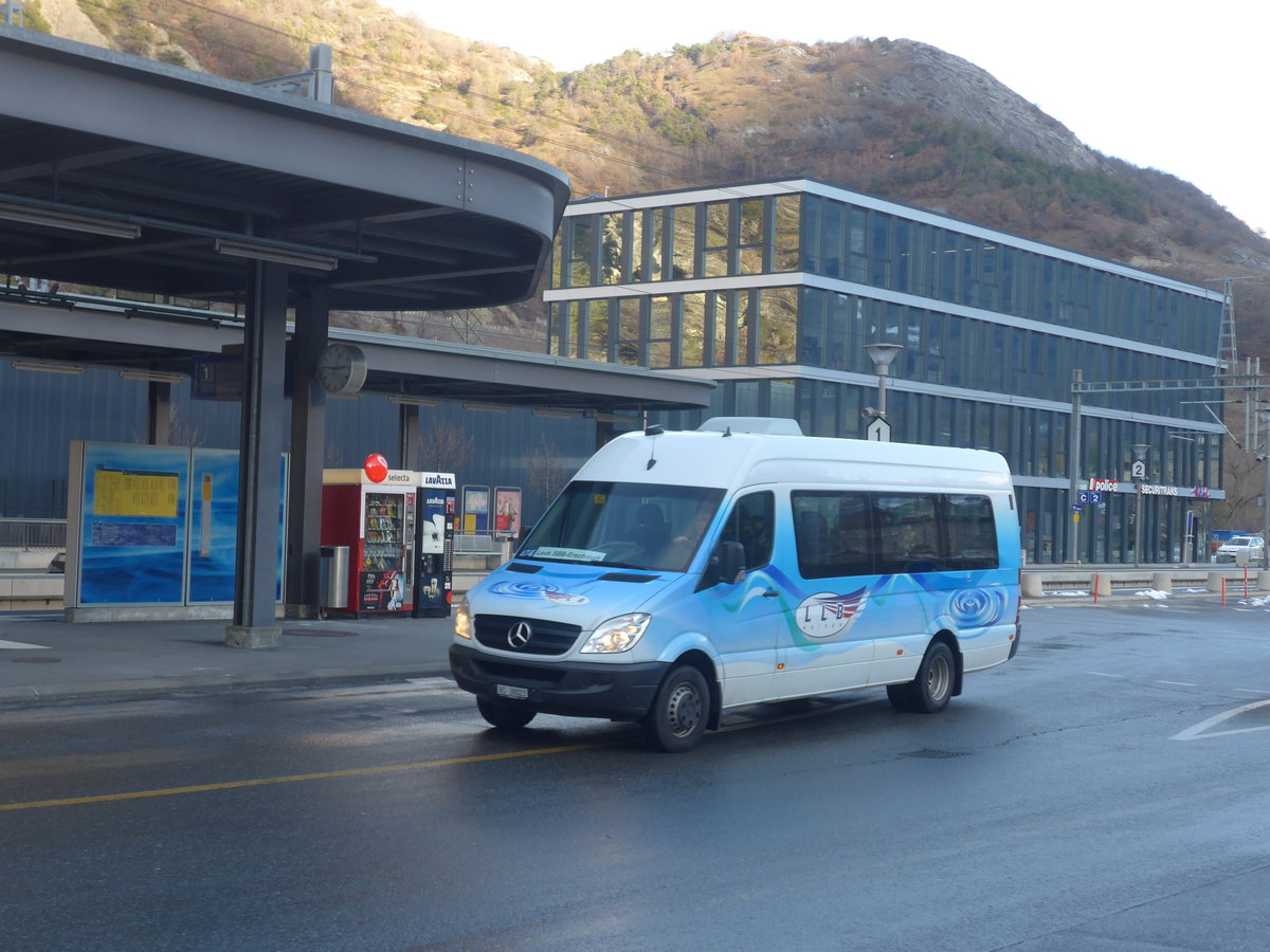 (213'371) - LLB Susten - Nr. 21/VS 38'021 - Mercedes am 4. Januar 2020 beim Bahnhof Leuk