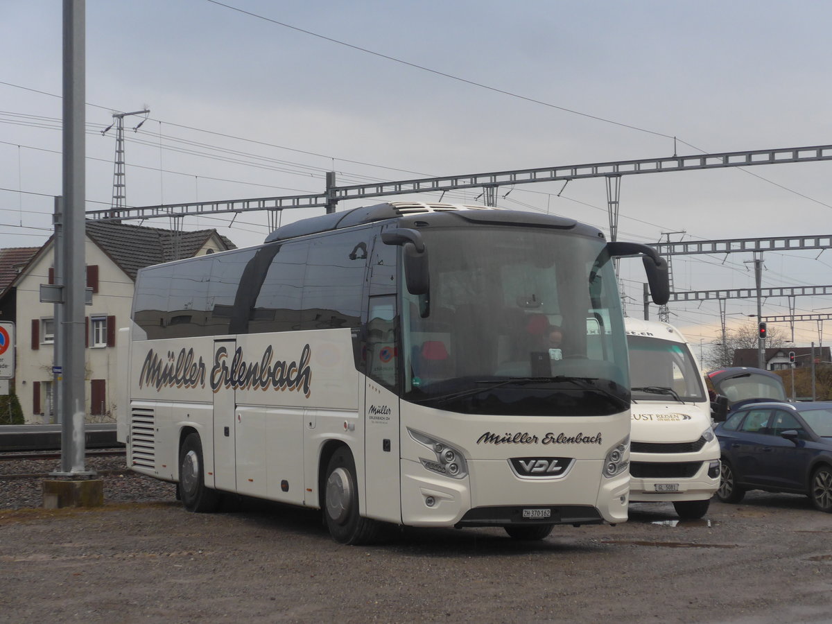 (214'074) - Mller, Erlenbach - ZH 370'162 - VDL am 1. Februar 2020 beim Bahnhof Uznach